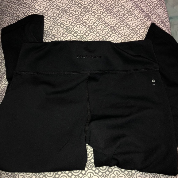 ➿ New Balance Black Cropped Workout Pants - Picture 1 of 3